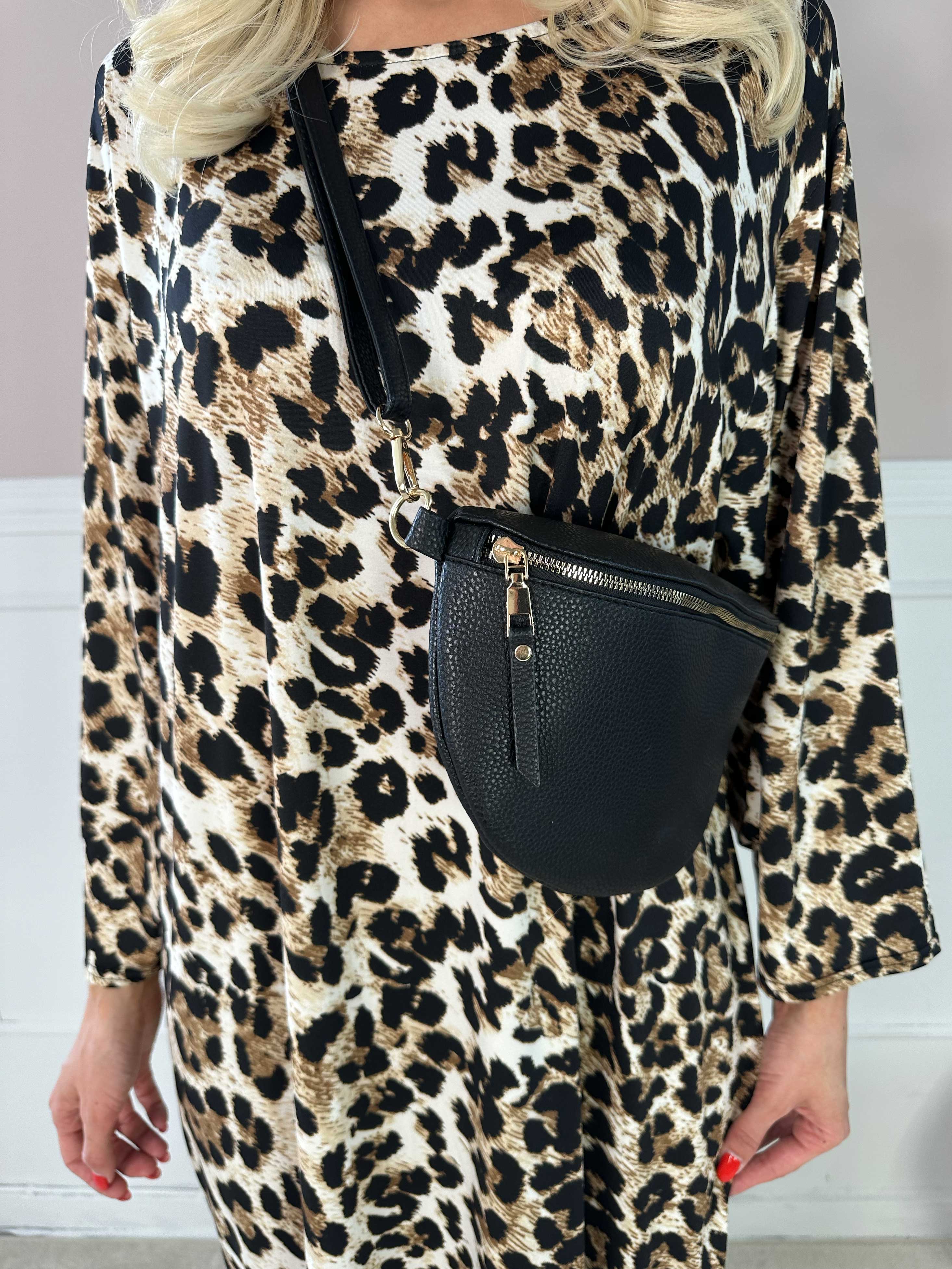 Katri - Lang kjole i krølfrit leopard stof